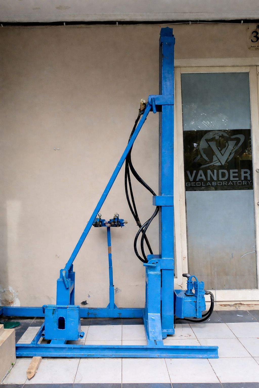 Alat-alat di Vander Indo Survey